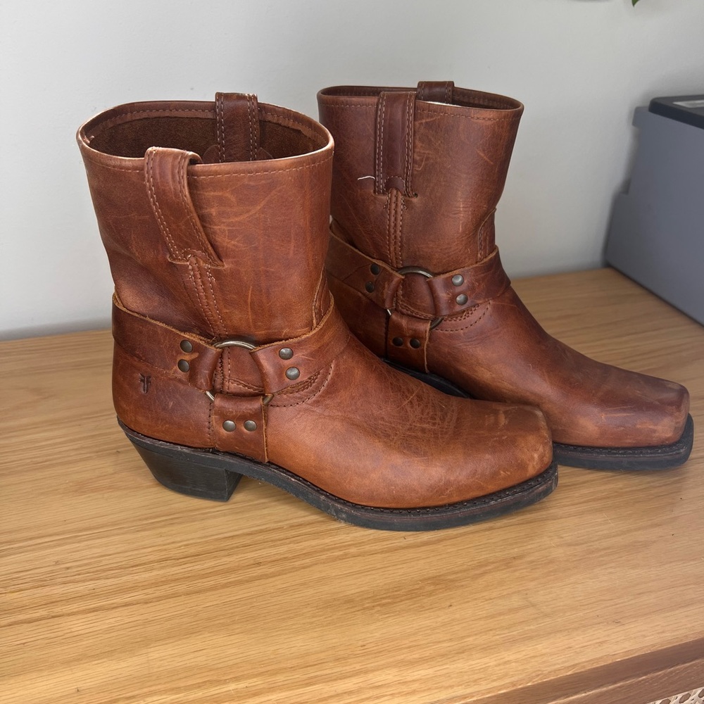 Frye 8r boot